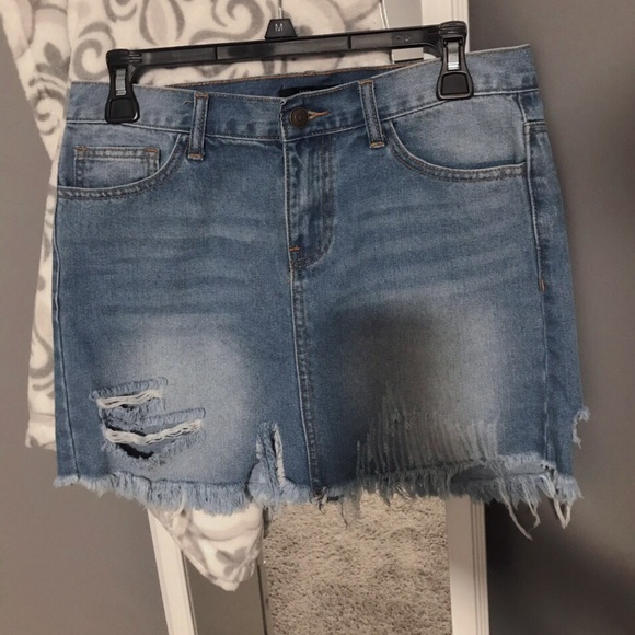 DISTRESSED DENIM SKIRT 💙 - Picture 2 of 3